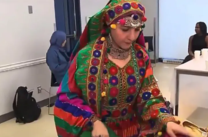 برای کمک به زنانِ کابل به آنها سفارش کار می‌دهم